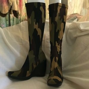 Camouflage pattern wedge boot.